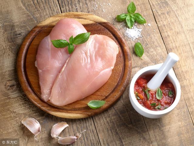除了水煮，鸡胸肉作为减肥餐有什么简单好吃的做法？